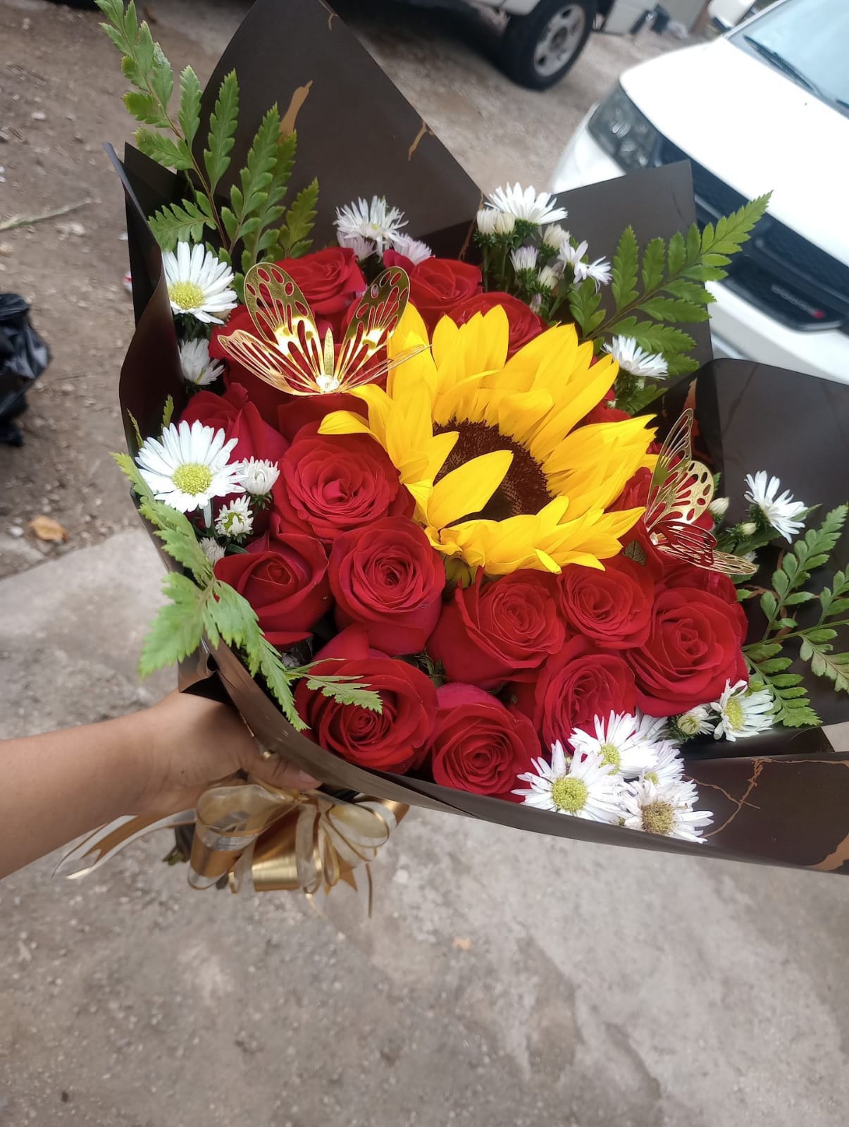 24 ROSES & 1 SUNFLOWER WITH ACCESSORIES 🌹🌻